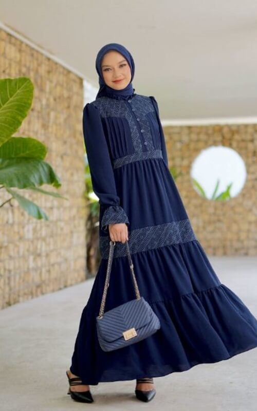 Dress Navy dengan Detail Brokat dan Ruffle Bertingkat