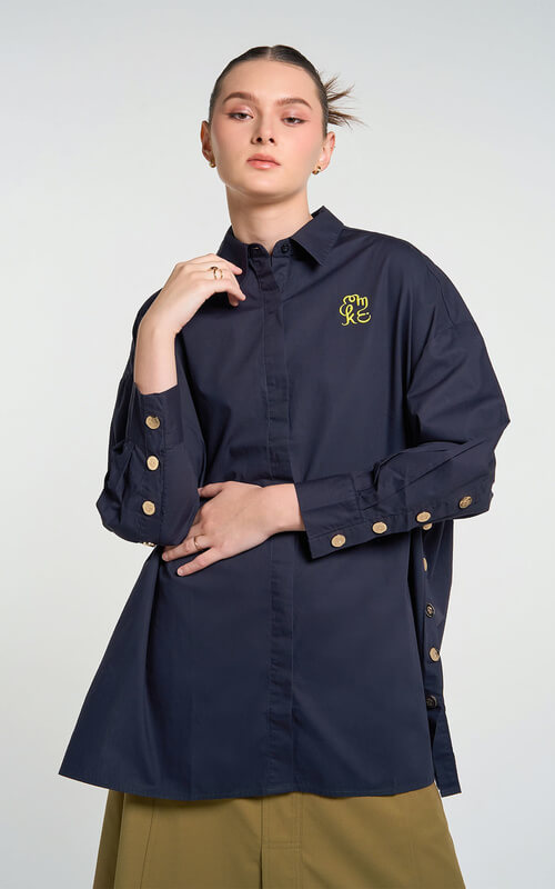 Blouse Hitam Oversized dengan Detail Kancing Emas