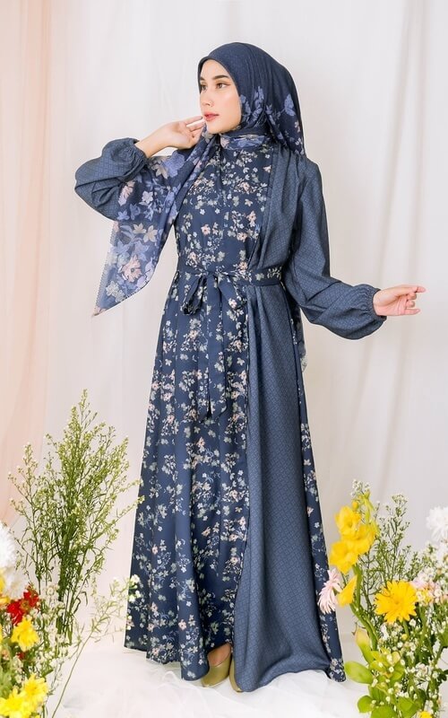 Dress Biru Satin Motif Floral dengan Aksen Ikat Pinggang