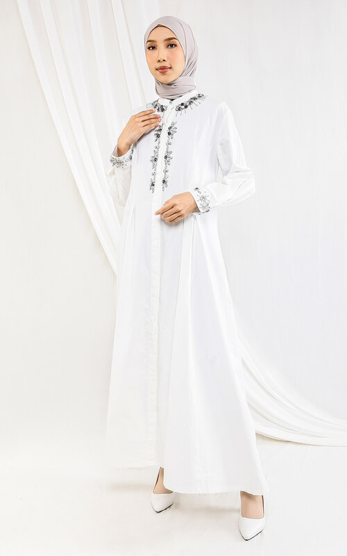 Dress Putih dengan Detail Payet Elegan