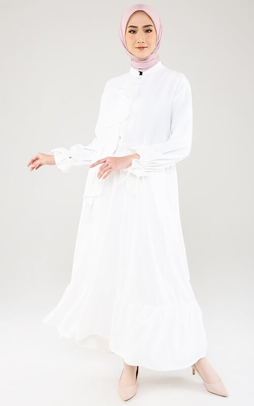 Dress Putih dengan Detail Ruffle Elegan di Lengan
