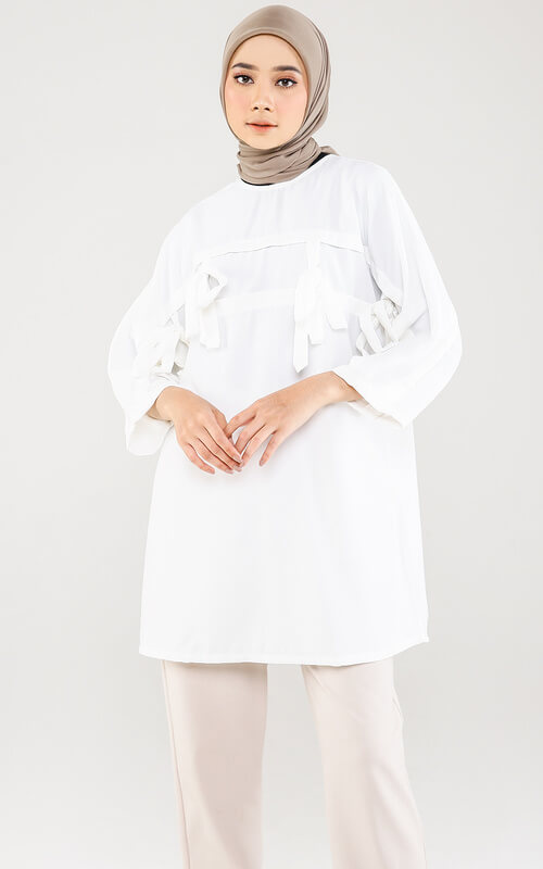 Blus Putih Aksen Tali dan Jilbab Nude