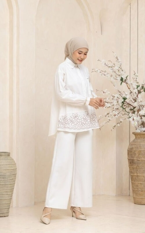 Tunik Putih Bordir Floral dan Jilbab Cream