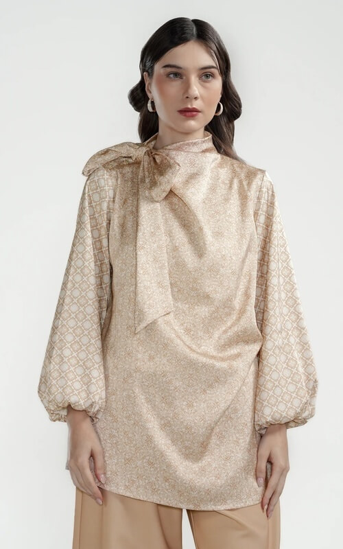 Blouse Nude dengan Aksen Pita di Leher