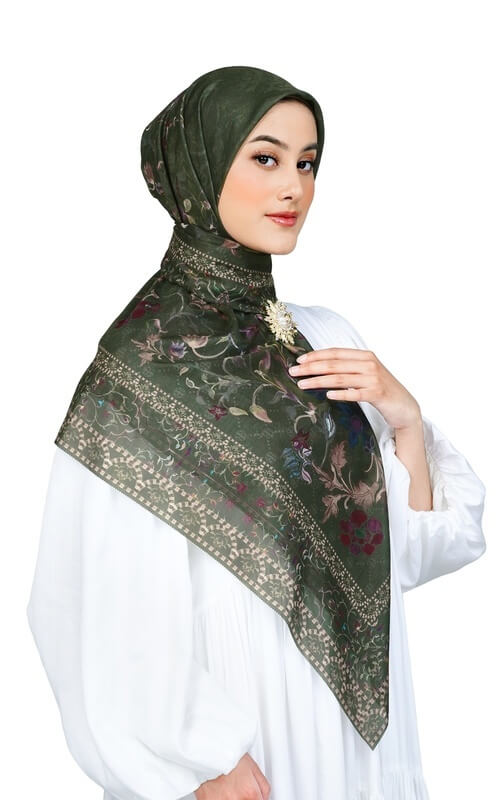 Kerudung Hijau Motif Floral dan Ornamen Etnik yang Megah