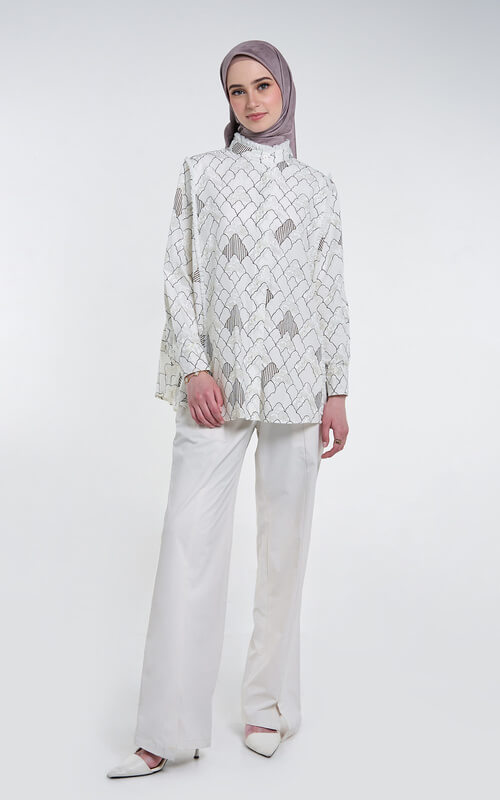 Blus Putih Motif Geometris dan Jilbab Abu-Abu