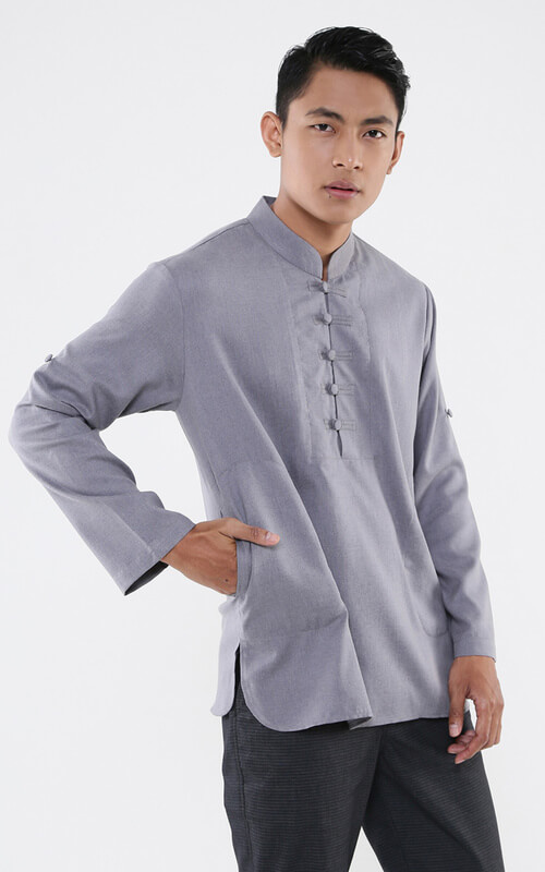 Kemeja Abu-abu Minimalis Dengan Aksen Kancing