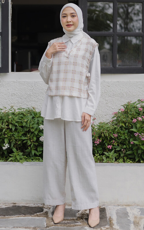Blus Putih Layer Vest Kotak dan Jilbab Putih