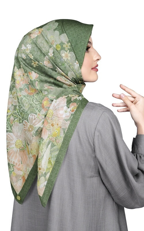 Kerudung Warna Hijau Dengan Motif Floral Mewah