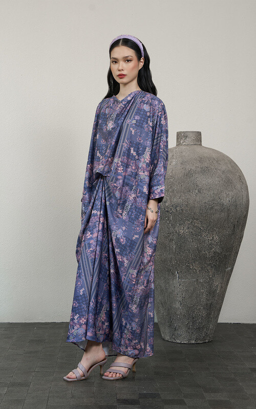 Dress Biru Satin Kaftan Dengan Kancing Depan