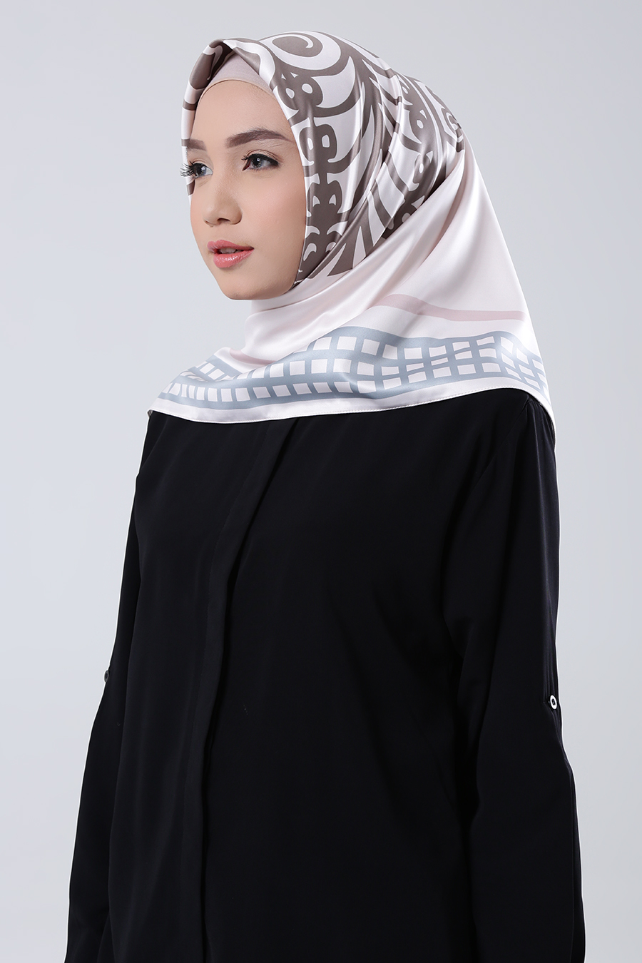 Office Look Di Bawah 700ribu ala Indah Nada Puspita - Jilbab Segi Empat Berbahan Satin