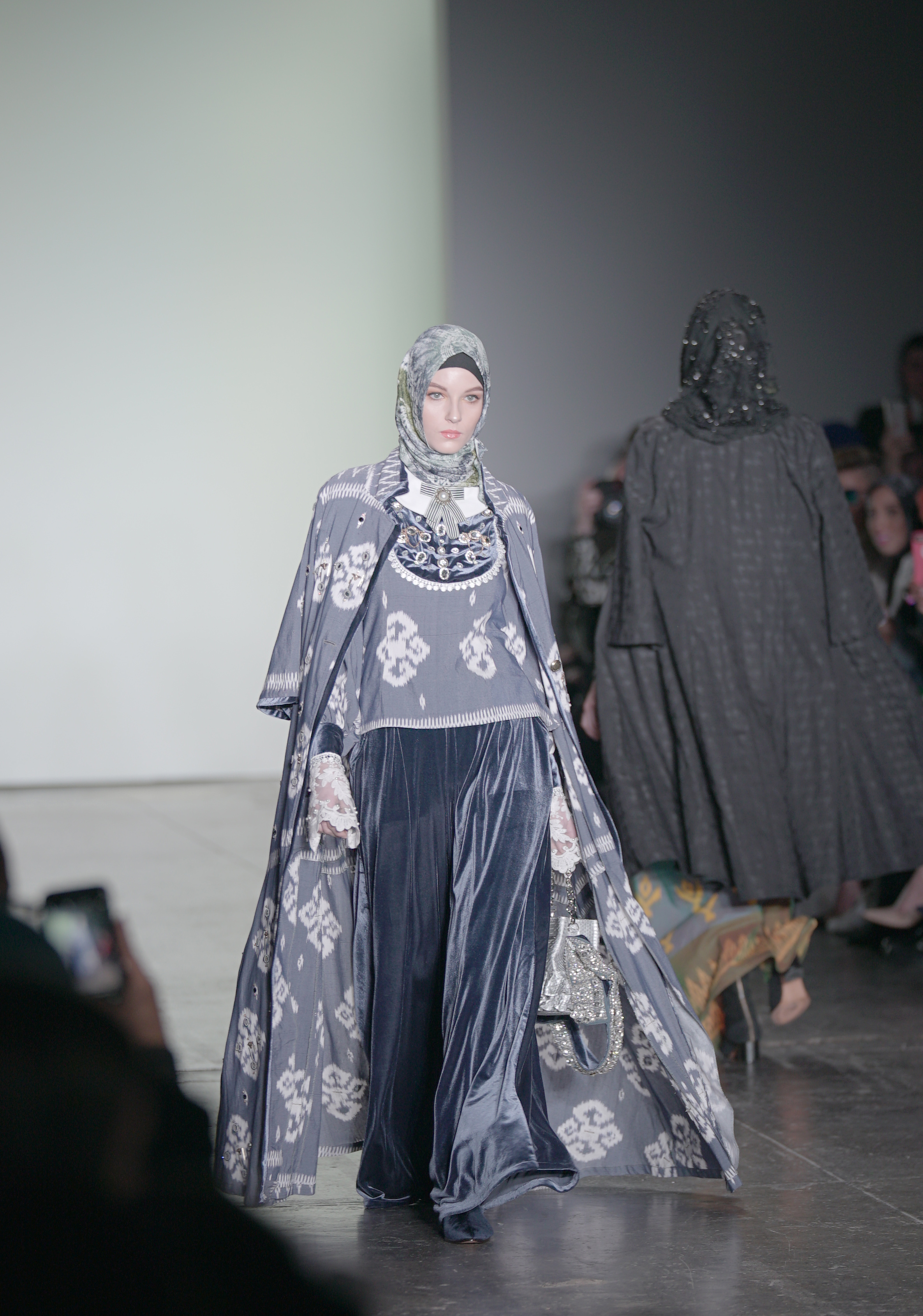Koleksi Urang Banua Vivi Zubedi di NYFW 2018
