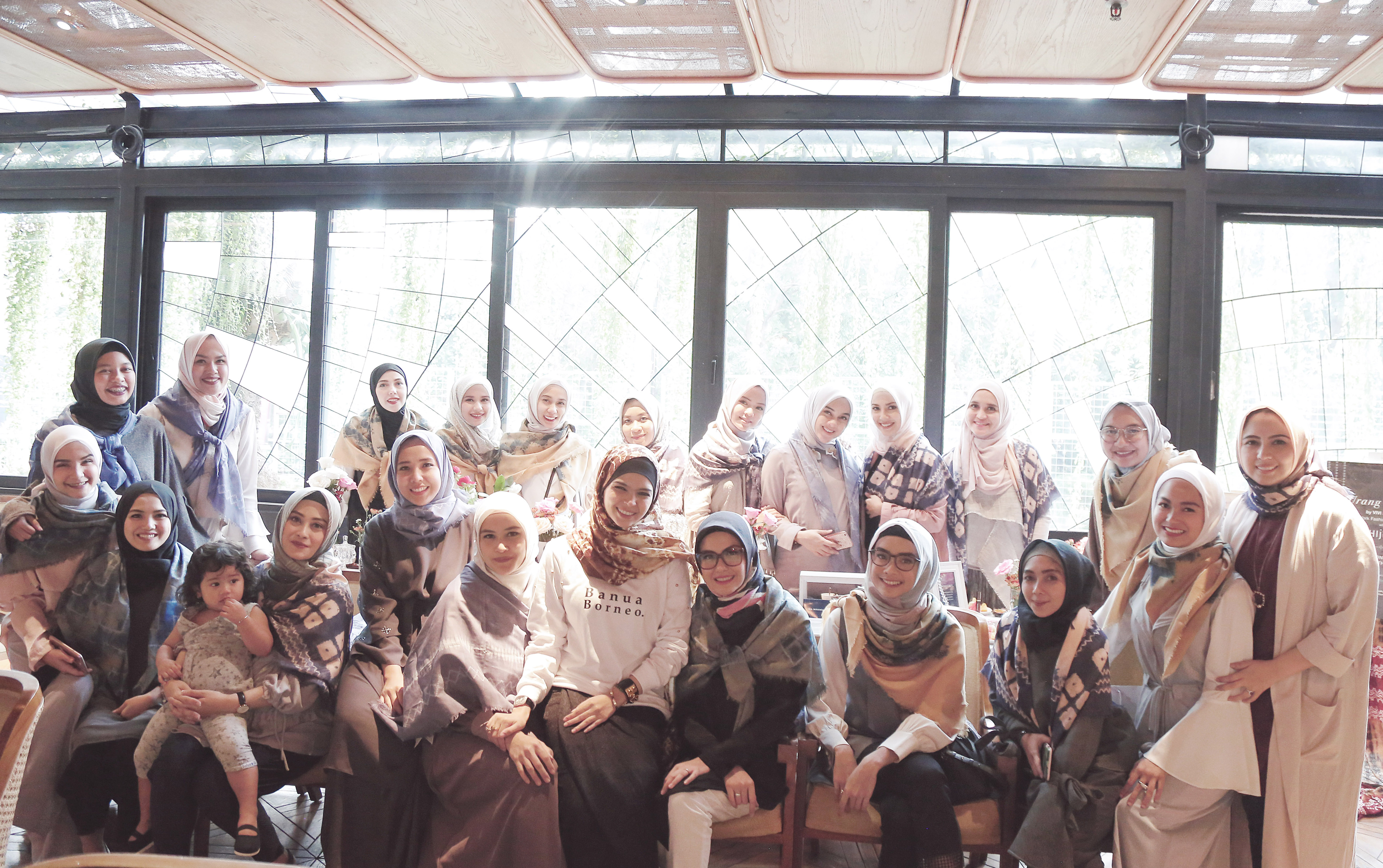 Vivi Zubedi dan teman-teman