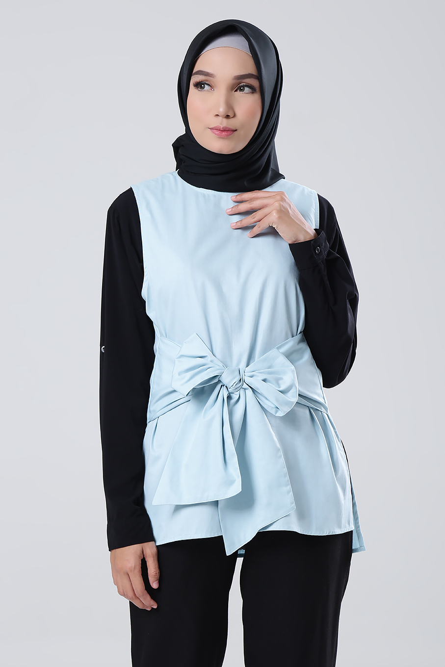 Baju Biru dan Hitam untuk Gaya Semi Formal