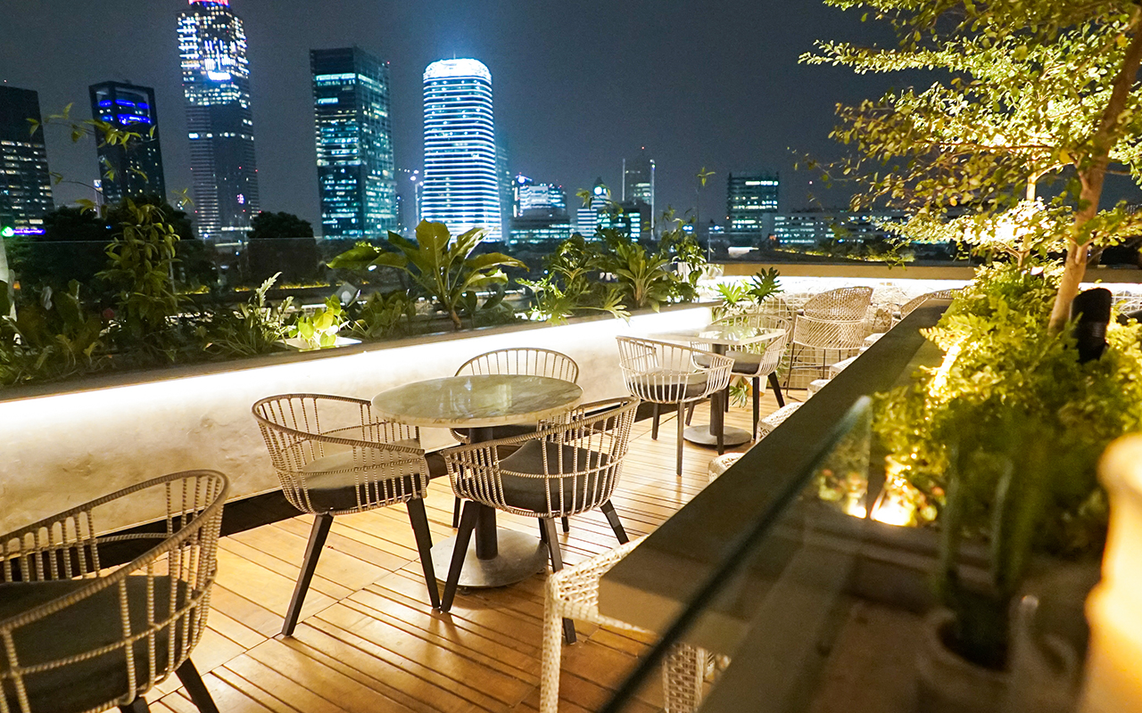 Pemandangan Kota Jakarta via Fat Shogun Jakarta