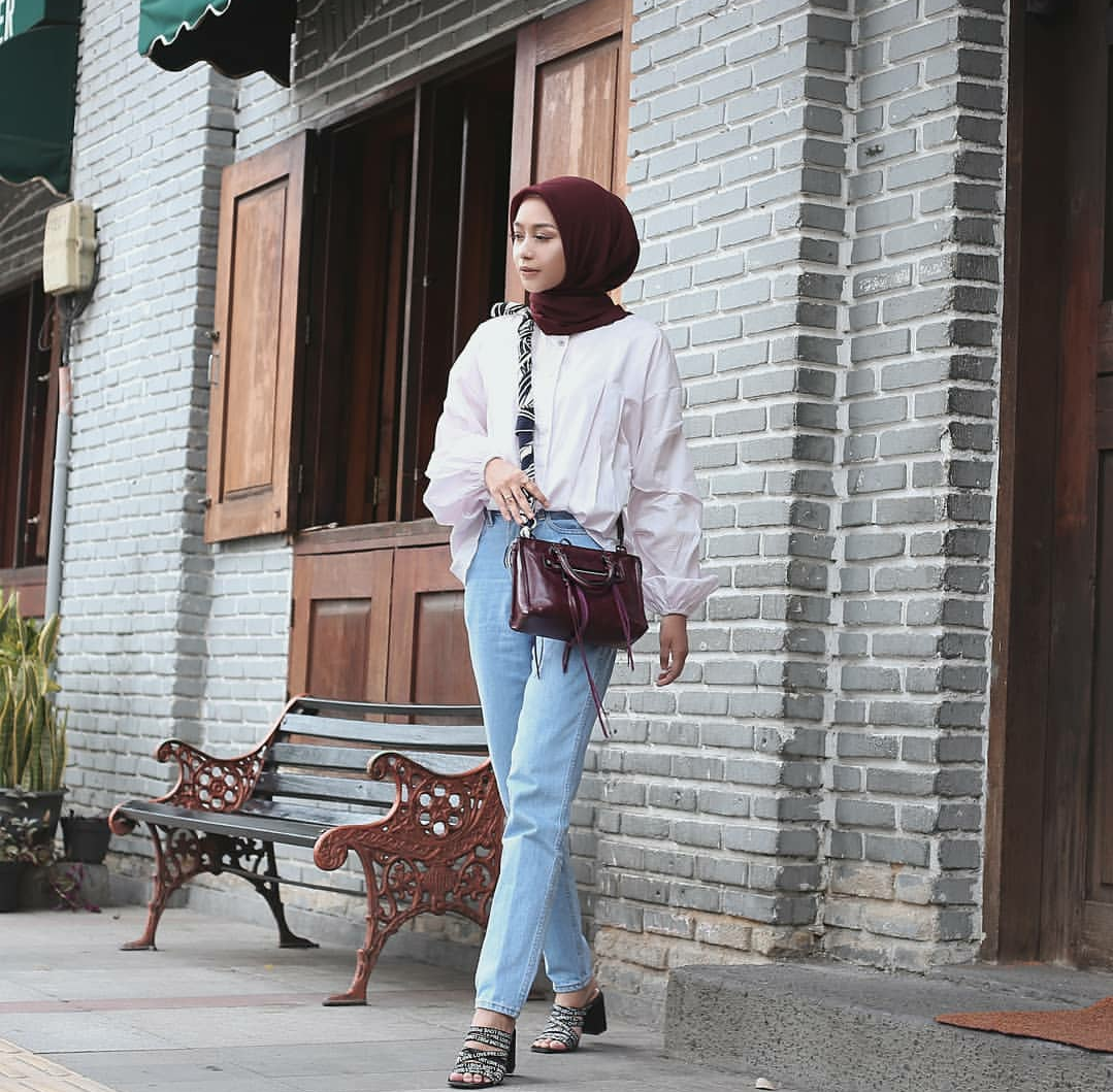 Inspirasi Hijab Style Vira Tandia hari Jumat